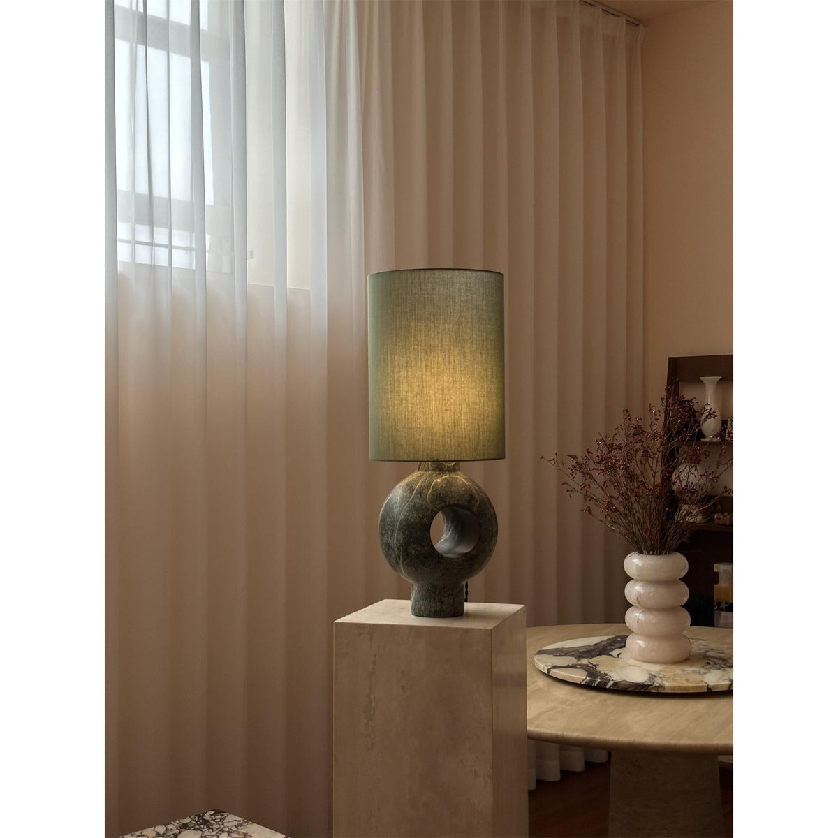 Hollie-bordlampe i marmor