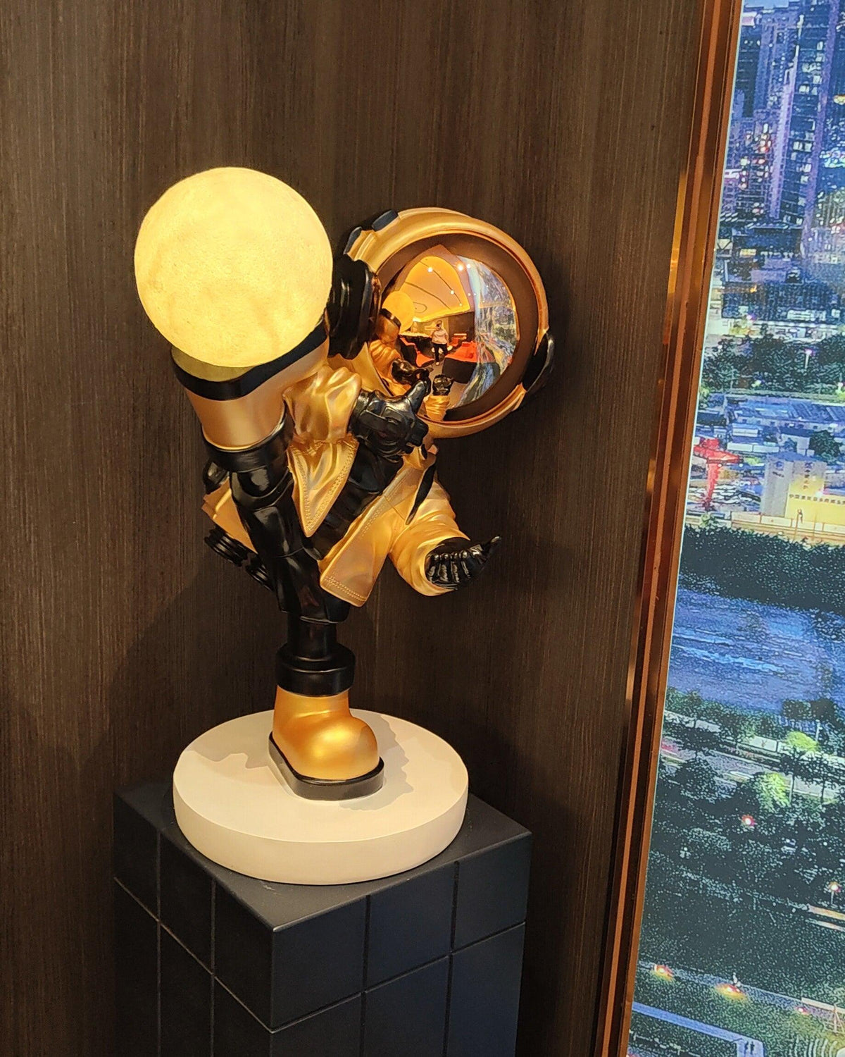 Candeeiro de mesa com figura de astronauta Arloril