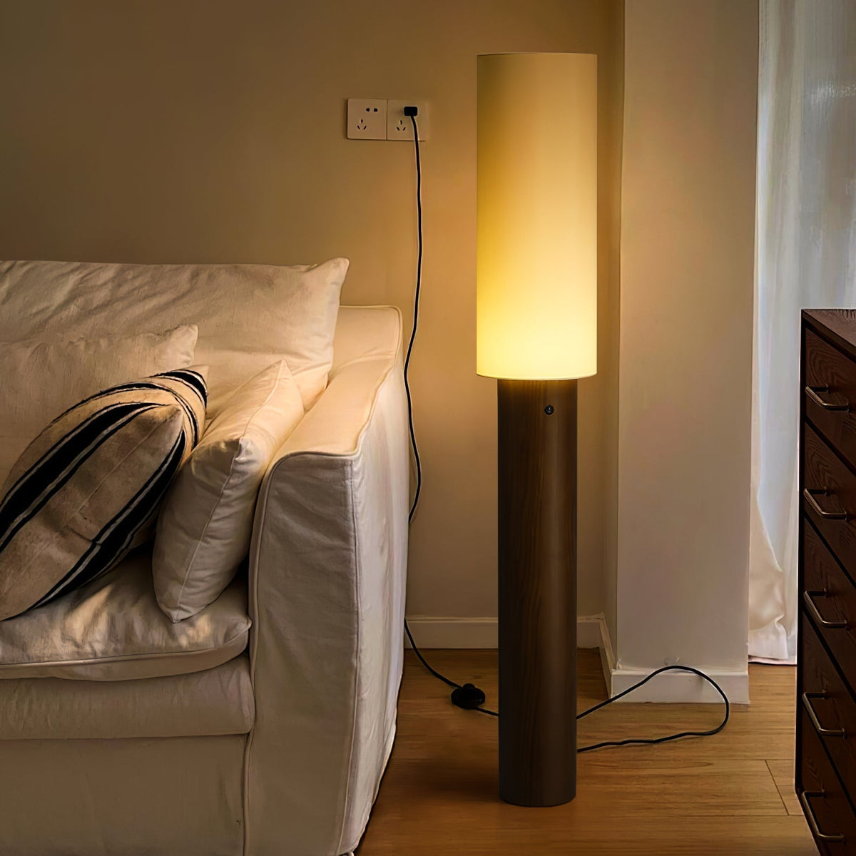 Uvynir cylindrisk golvlampa i trä