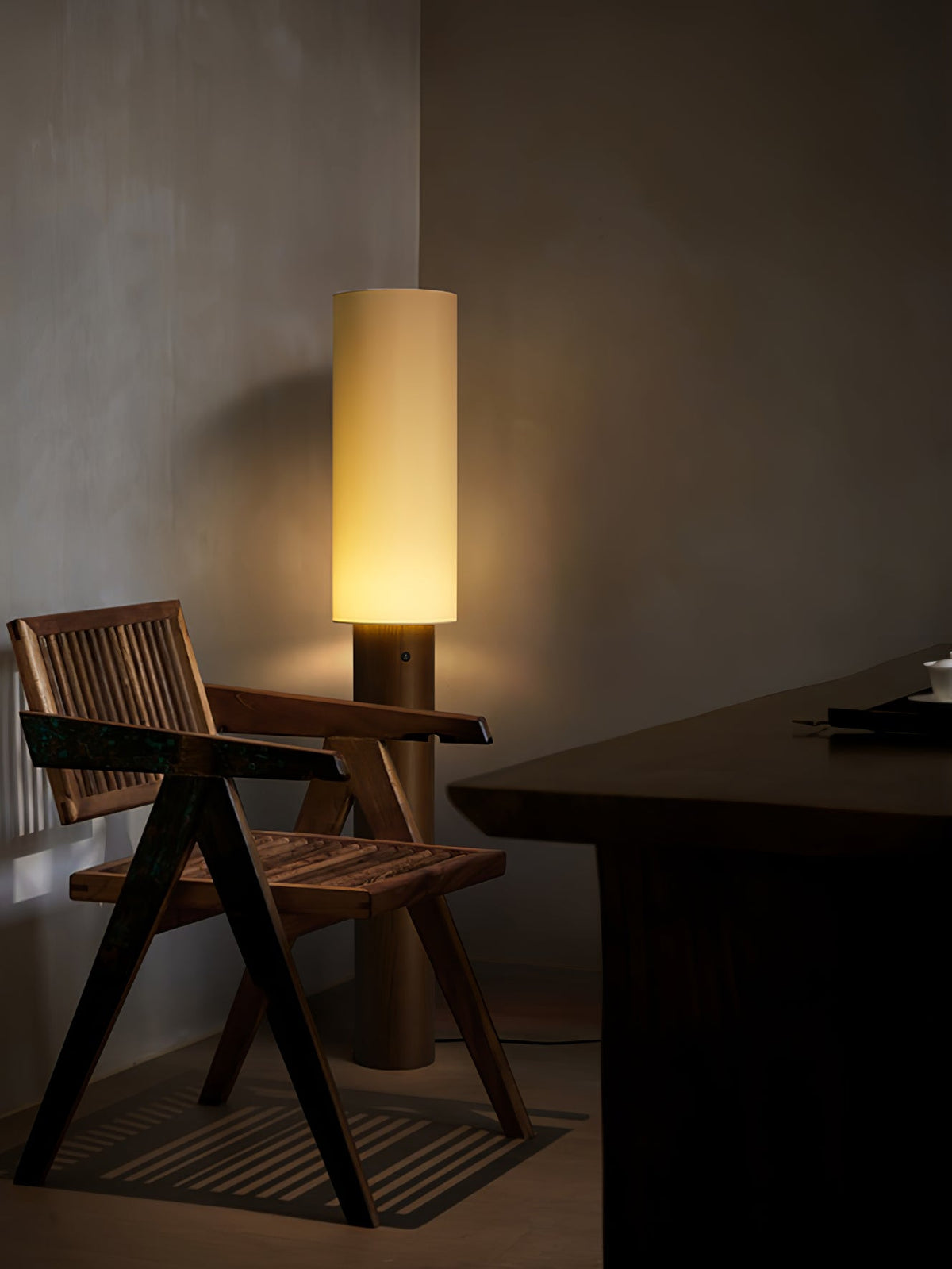 Uvynir cylindrisk golvlampa i trä