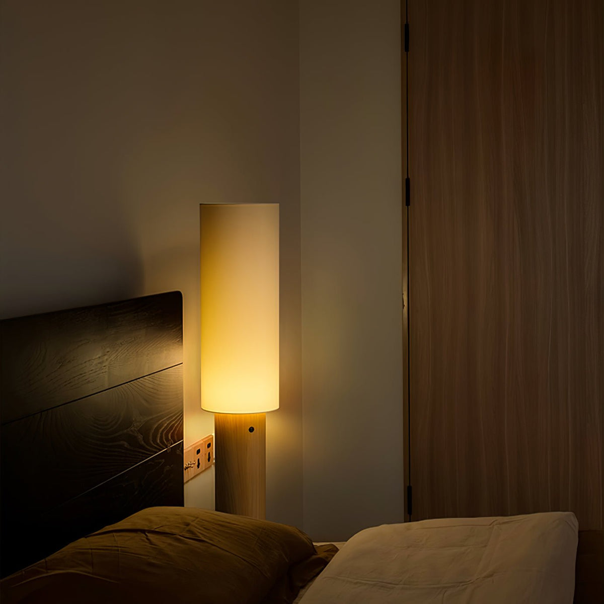 Uvynir cylindrisk golvlampa i trä