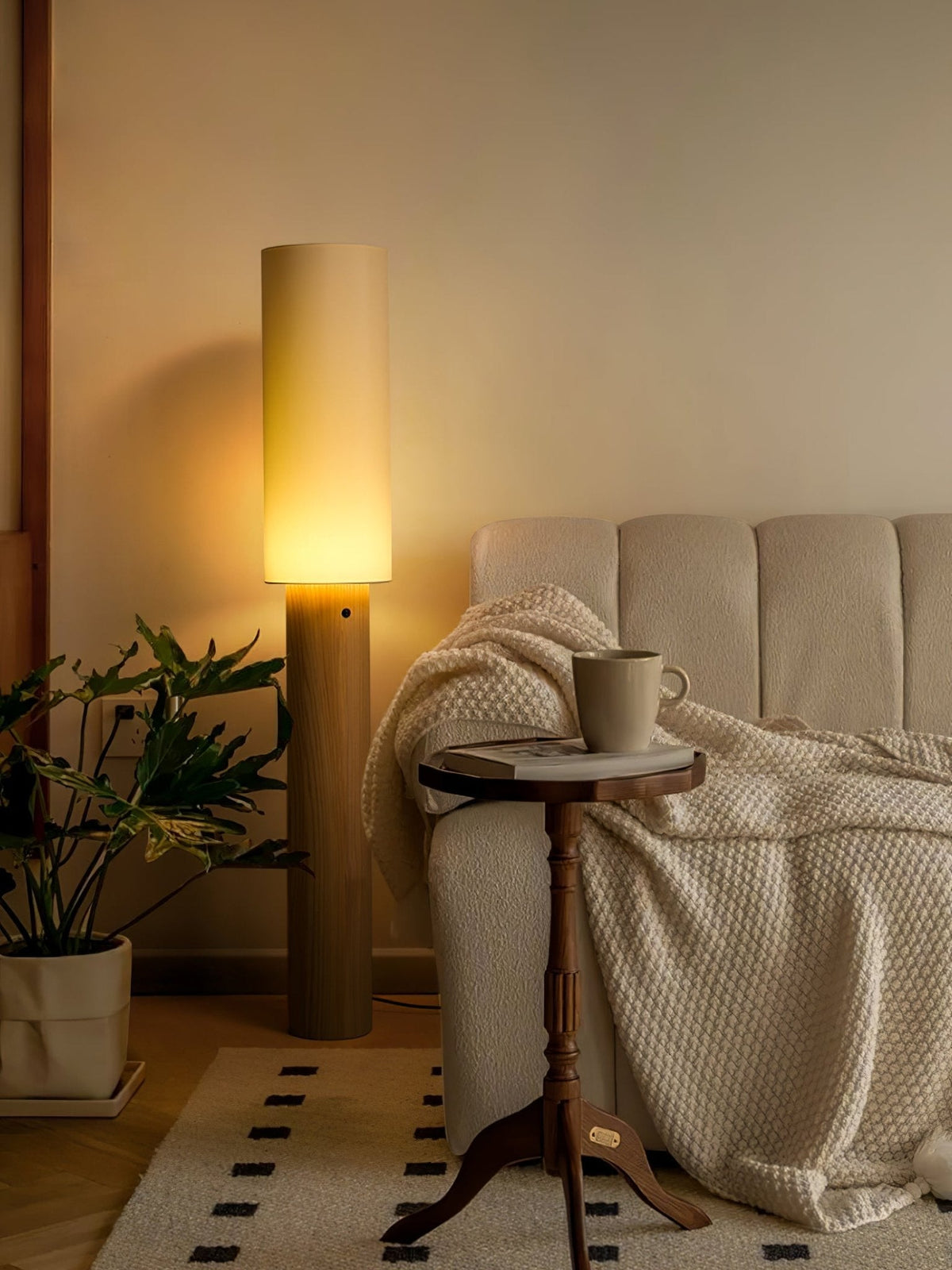 Uvynir cylindrisk golvlampa i trä