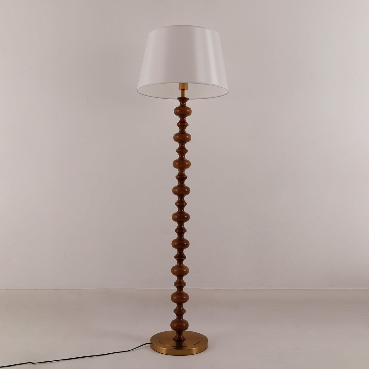 Rildes gulvlampe i træ og stof