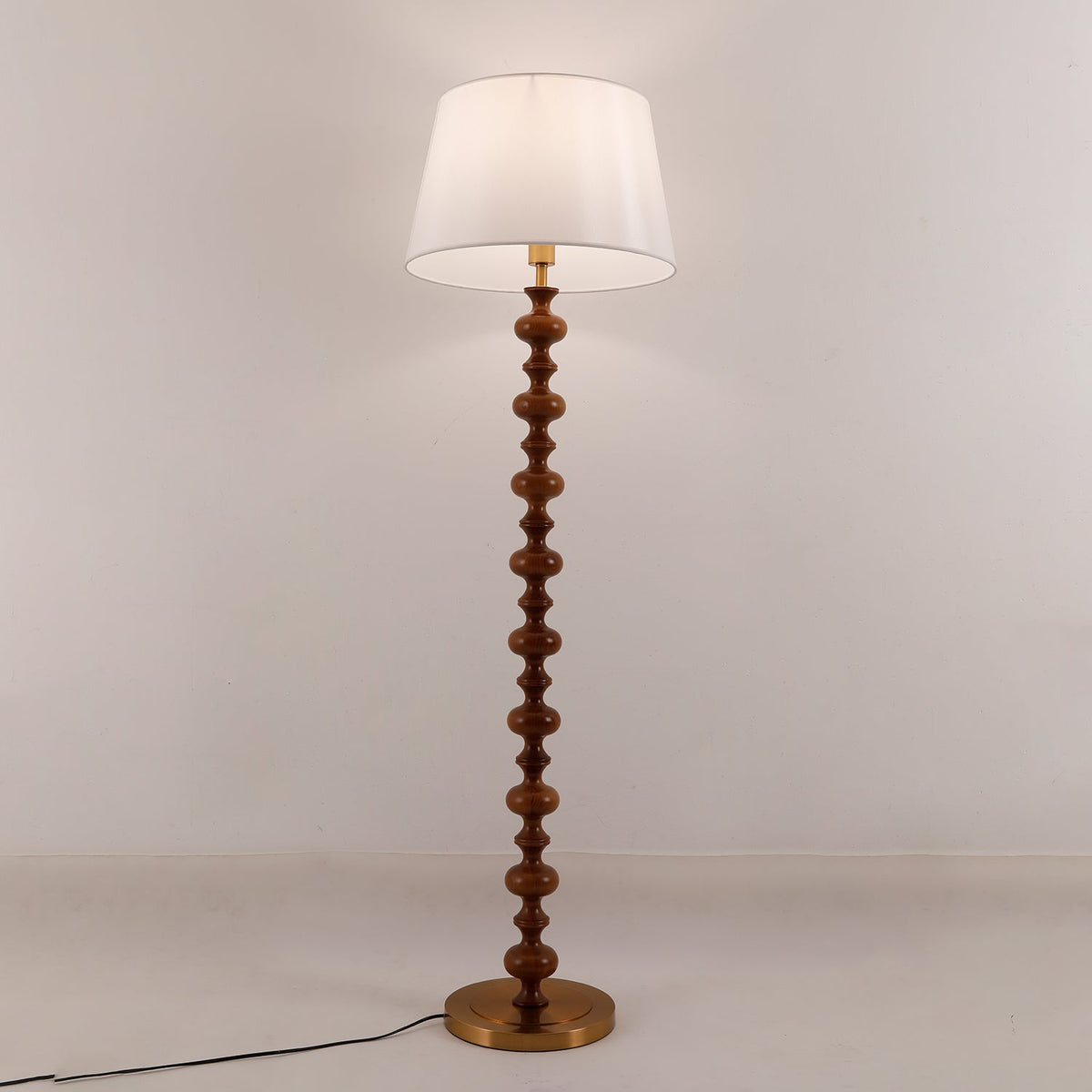 Rildes gulvlampe i træ og stof
