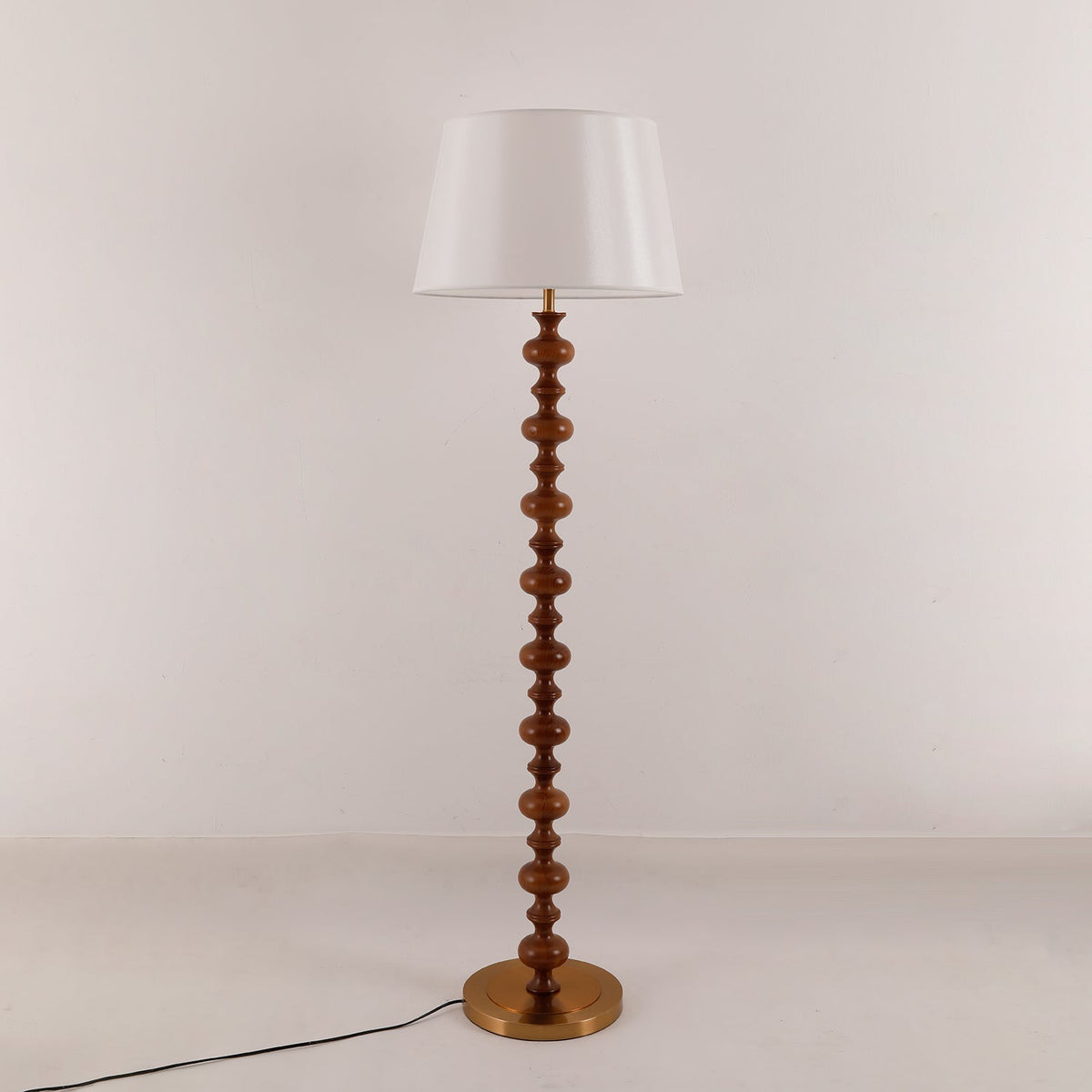 Rildes gulvlampe i træ og stof