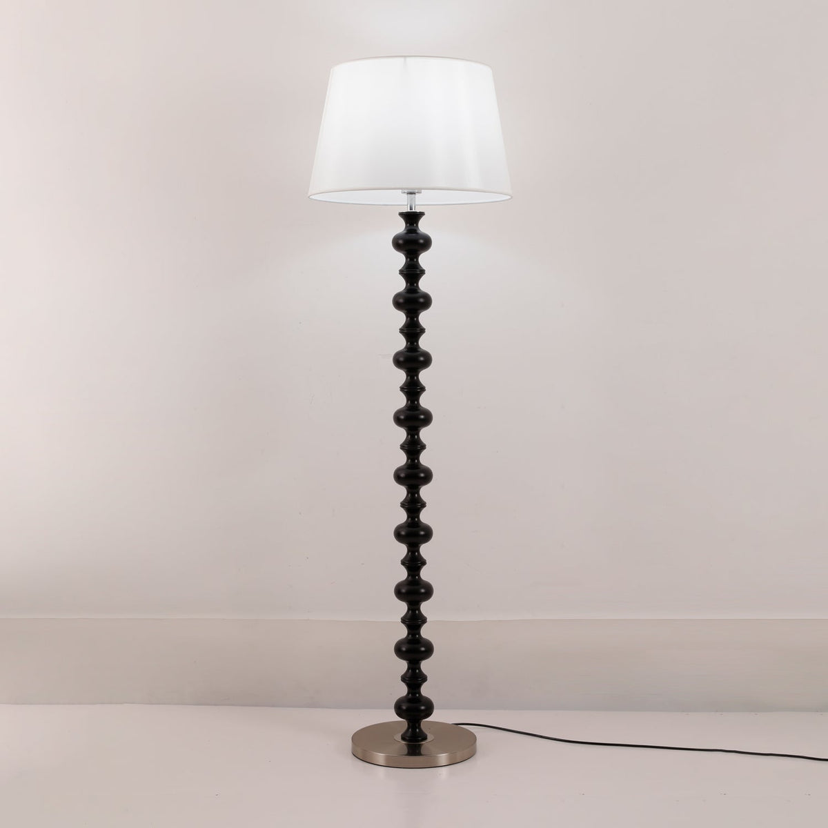 Rildes gulvlampe i træ og stof