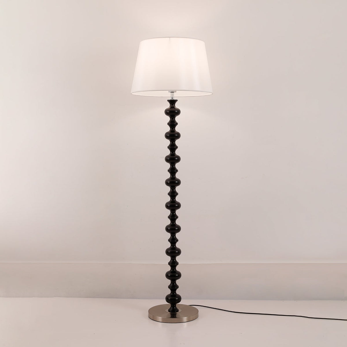 Rildes gulvlampe i træ og stof