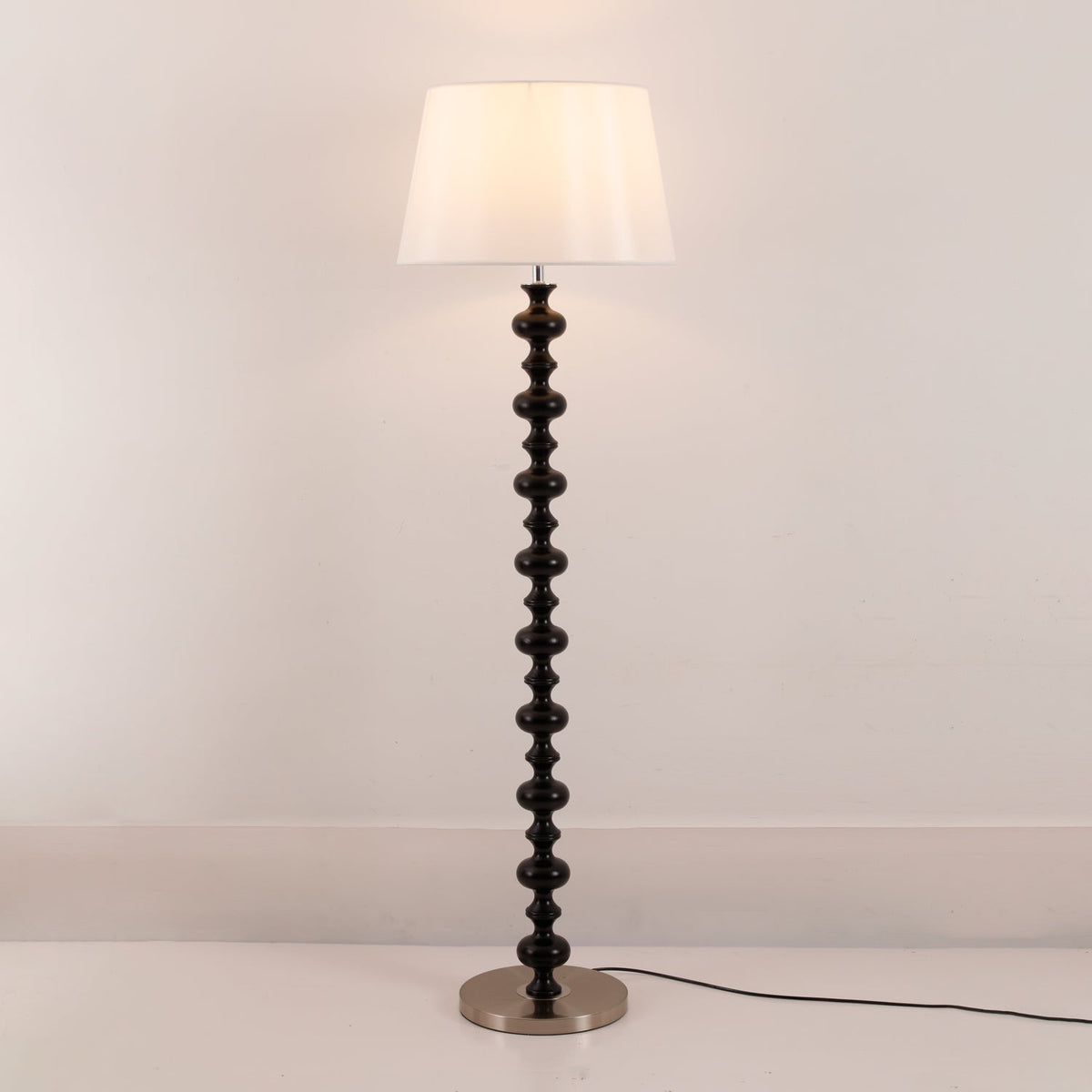 Rildes gulvlampe i træ og stof