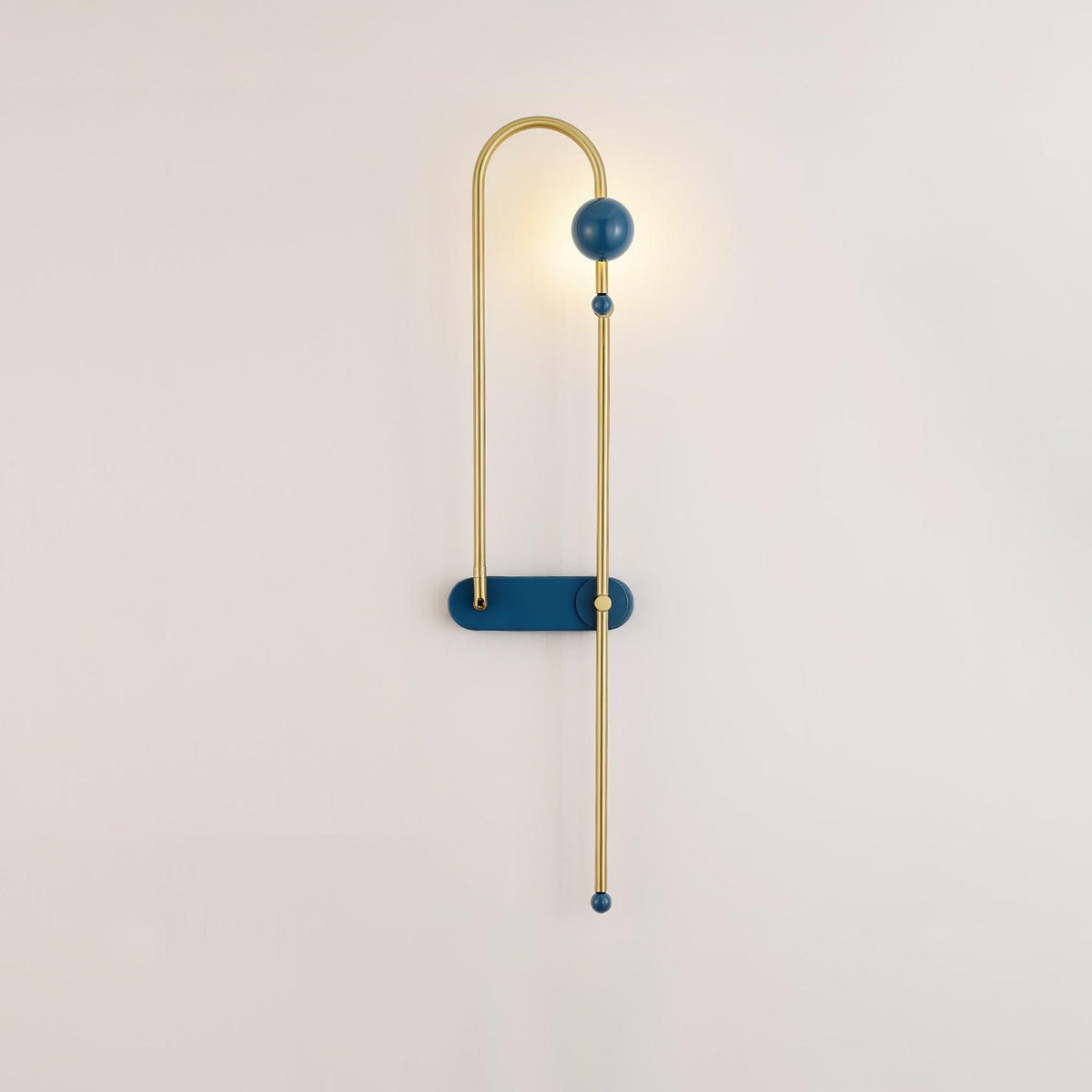 Curve Vägglampa med elektrisk krets
