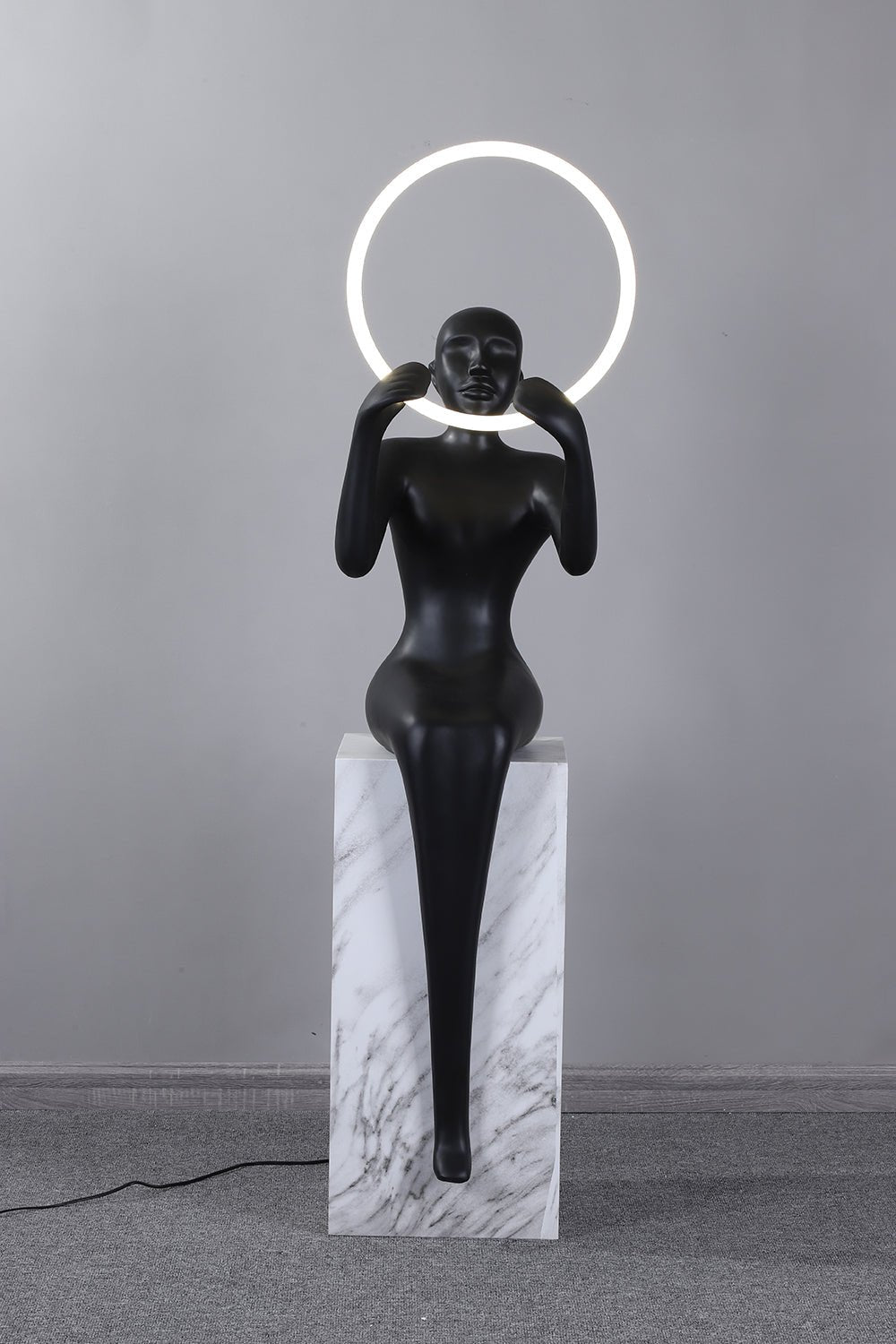 Orelaielle Skulpturel sort gulvlampe