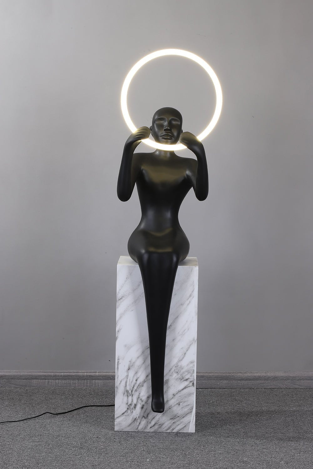 Orelaielle Skulpturel sort gulvlampe