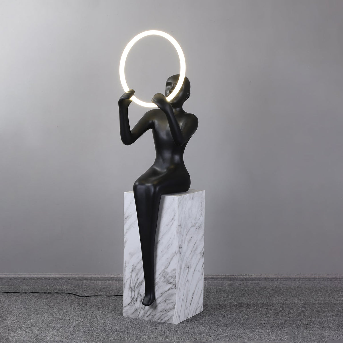 Orelaielle Skulpturel sort gulvlampe