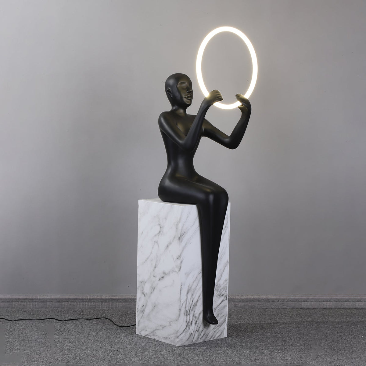 Orelaielle Skulpturel sort gulvlampe