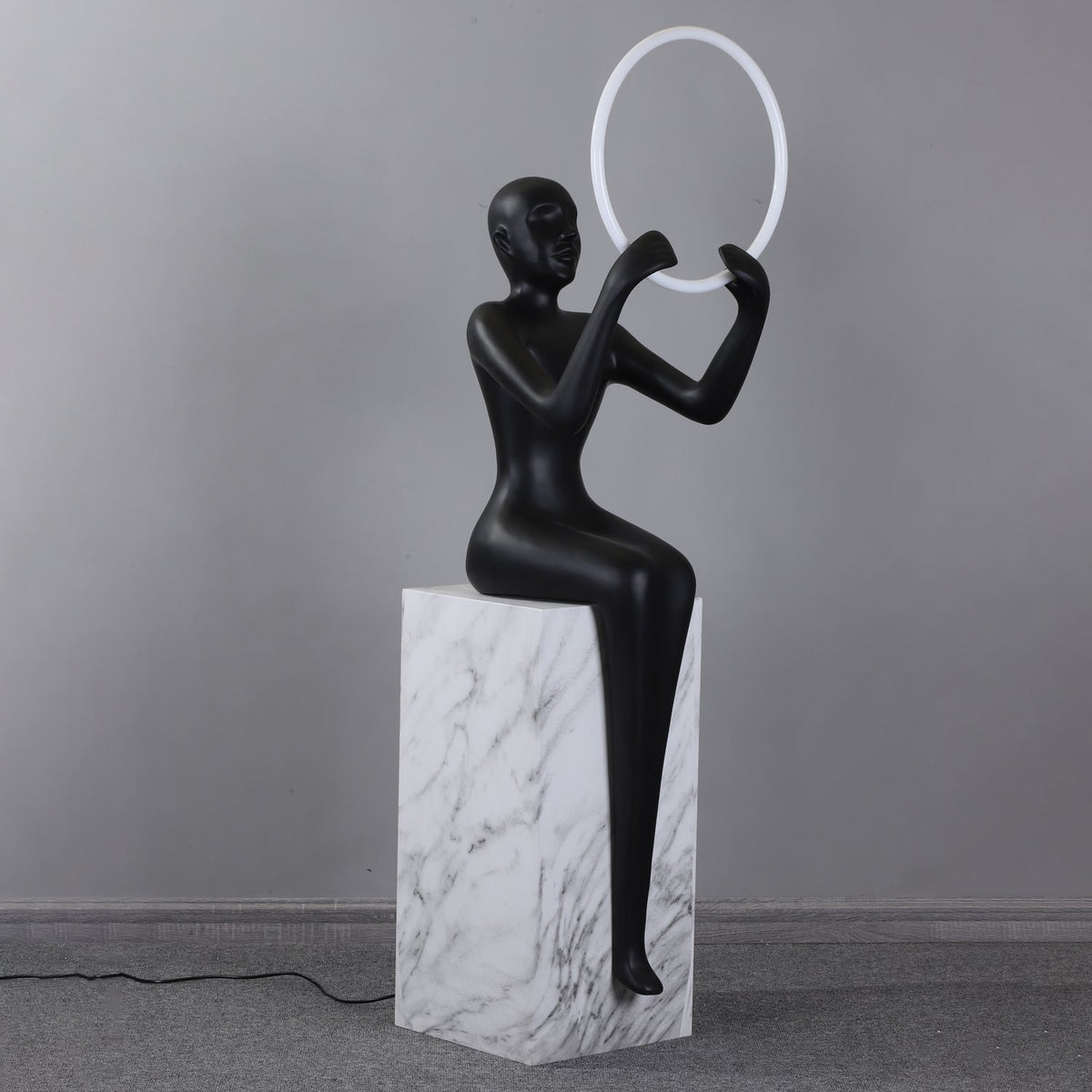 Orelaielle Skulpturel sort gulvlampe