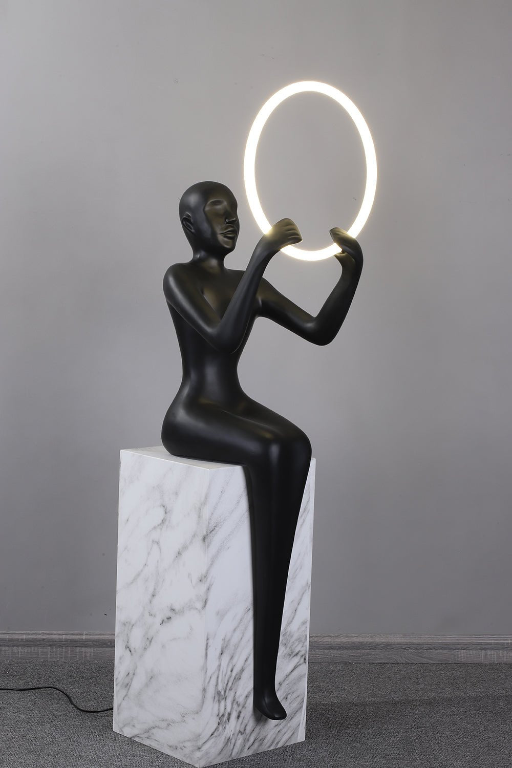 Orelaielle Skulpturel sort gulvlampe