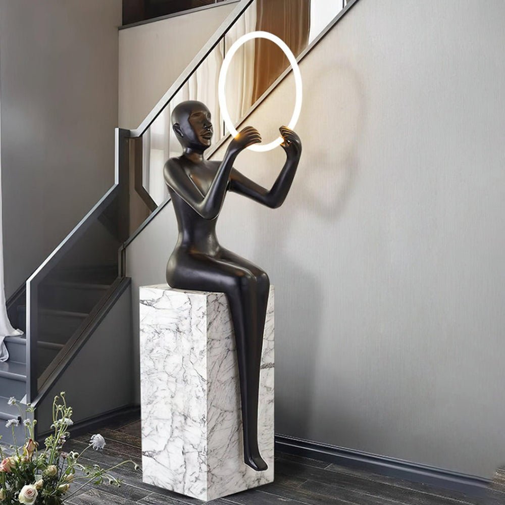 Orelaielle Skulpturel sort gulvlampe