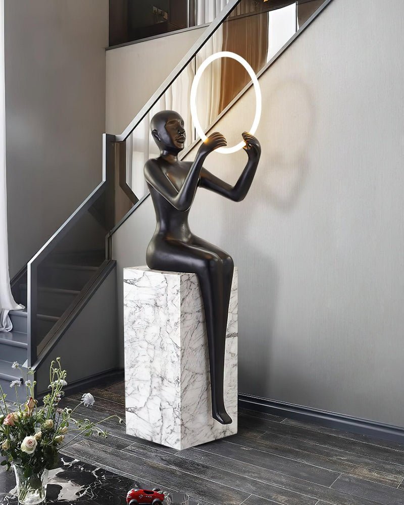 Orelaielle Skulpturel sort gulvlampe