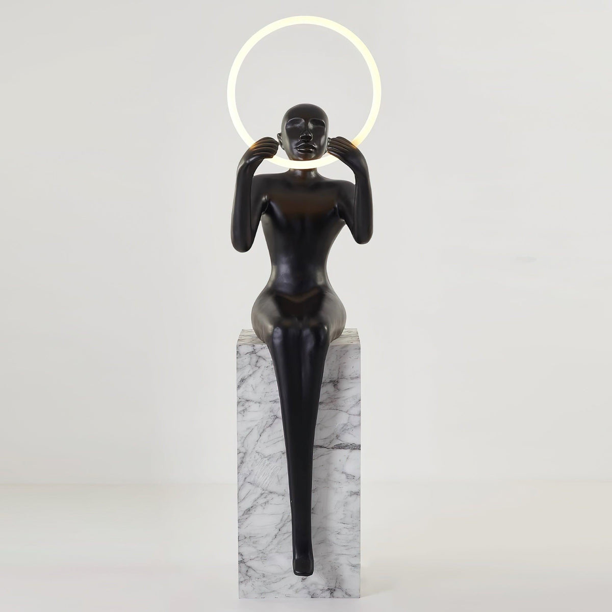 Orelaielle Skulpturel sort gulvlampe