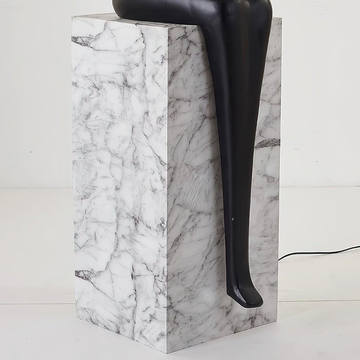 Orelaielle Skulpturel sort gulvlampe