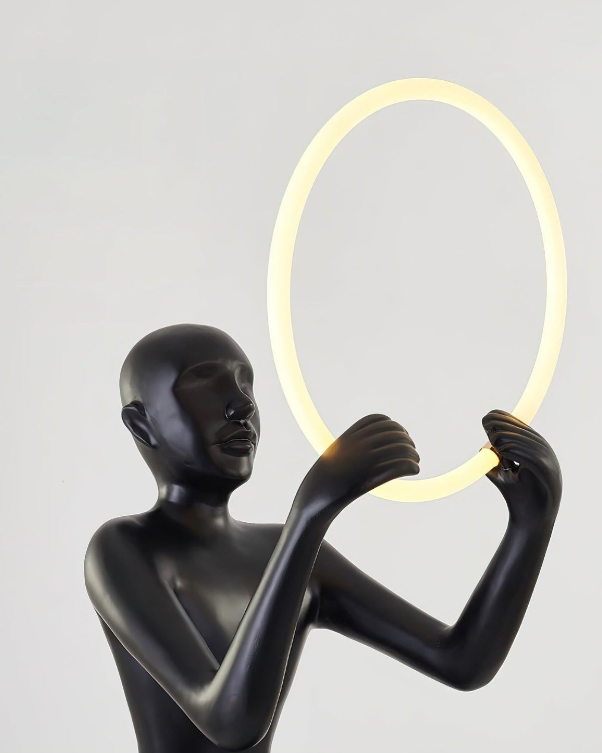 Orelaielle Skulpturel sort gulvlampe