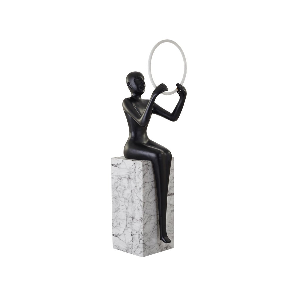 Orelaielle Skulpturel sort gulvlampe