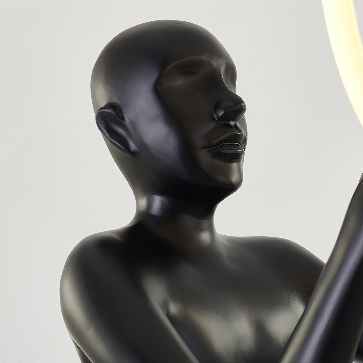 Orelaielle Skulpturel sort gulvlampe
