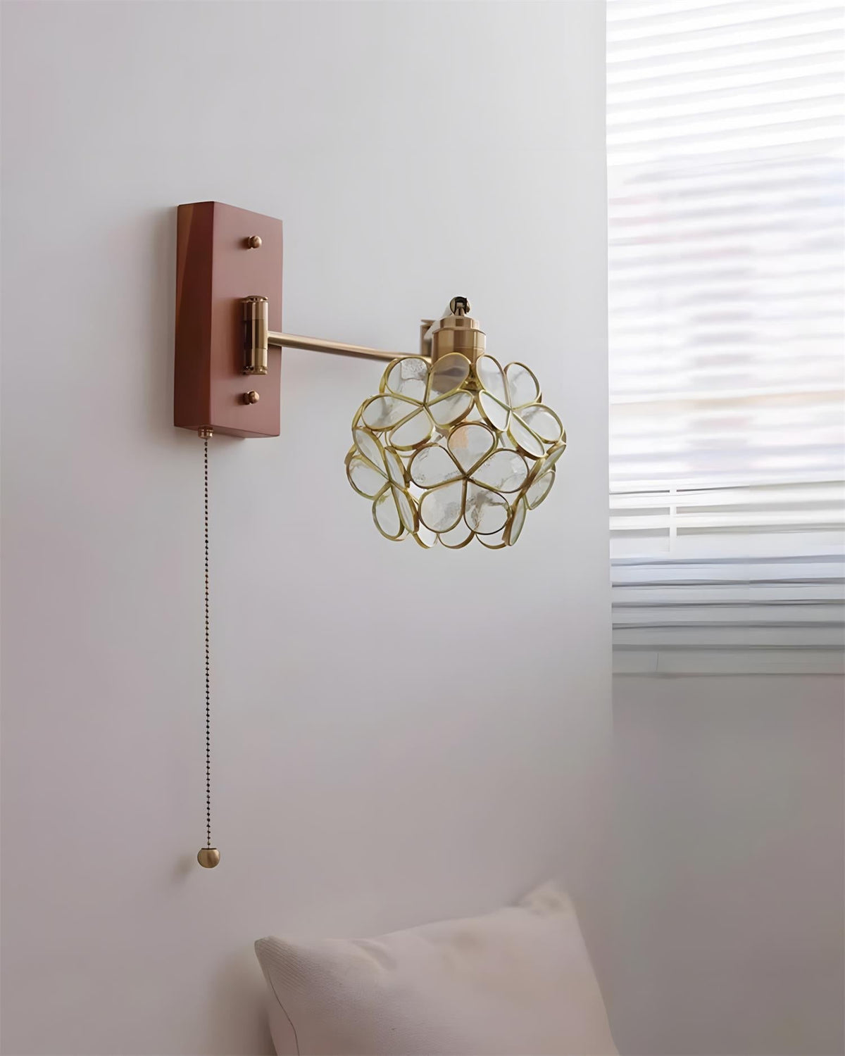Oreliraine vägglampa