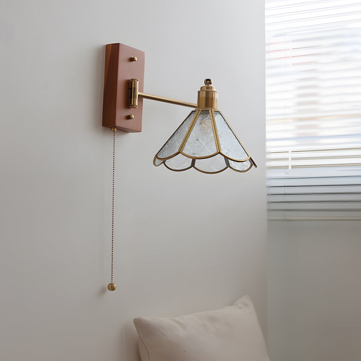 Oreliraine vägglampa