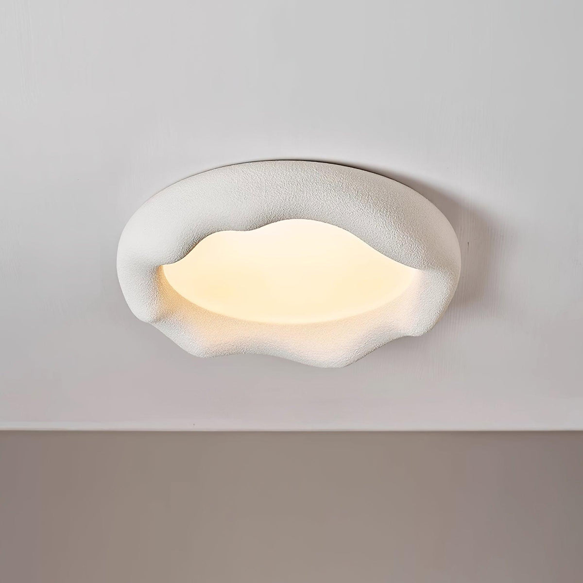 Loftslampe i organisk harpiks og glasfiber i beige