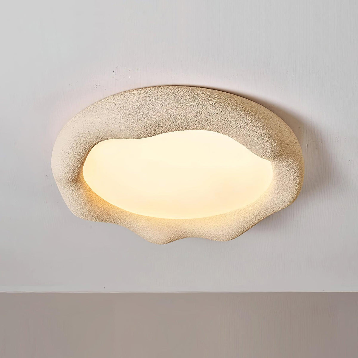 Loftslampe i organisk harpiks og glasfiber i beige