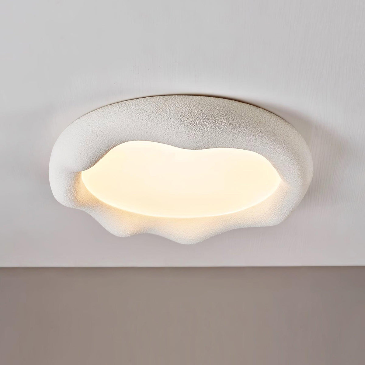 Loftslampe i organisk harpiks og glasfiber i beige