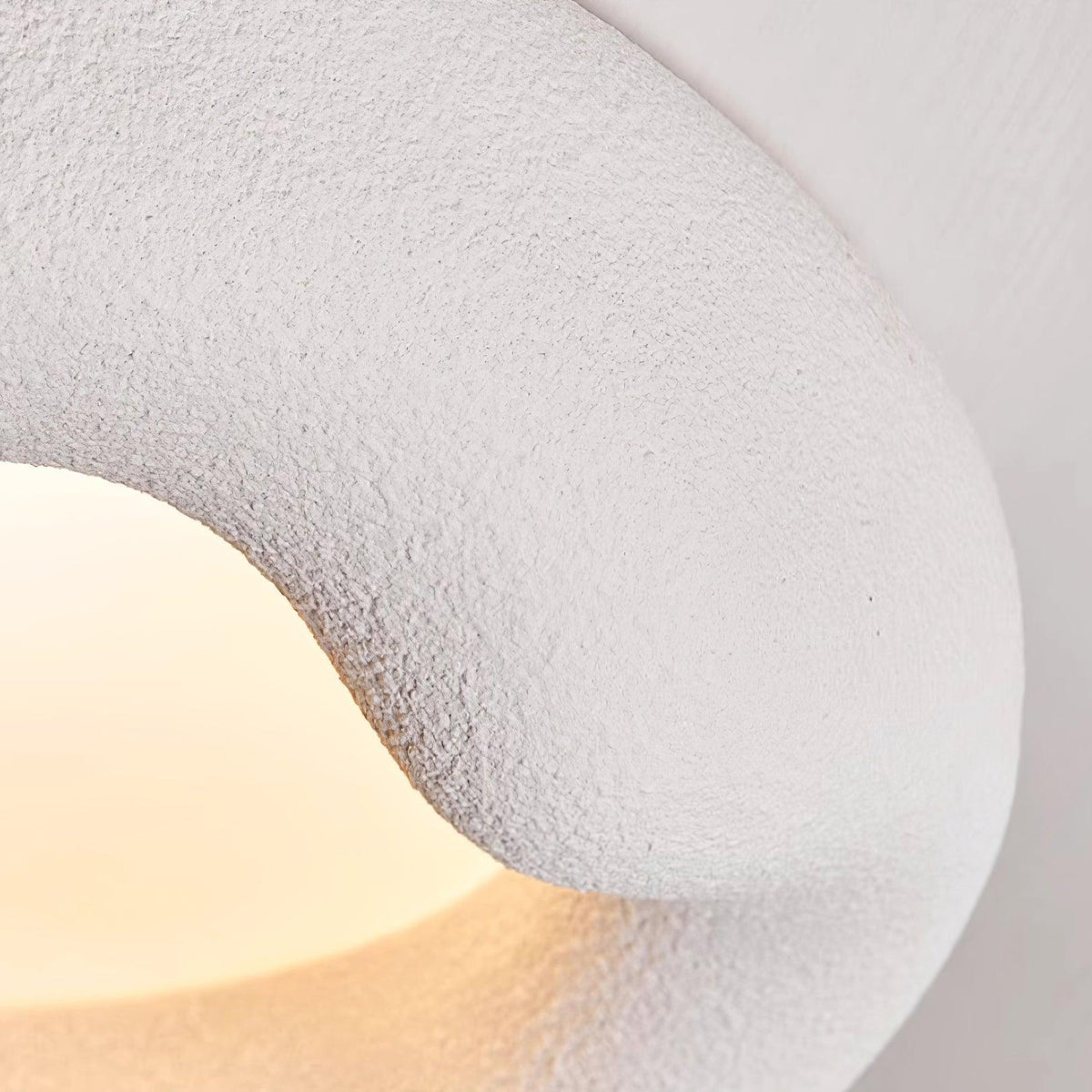 Loftslampe i organisk harpiks og glasfiber i beige