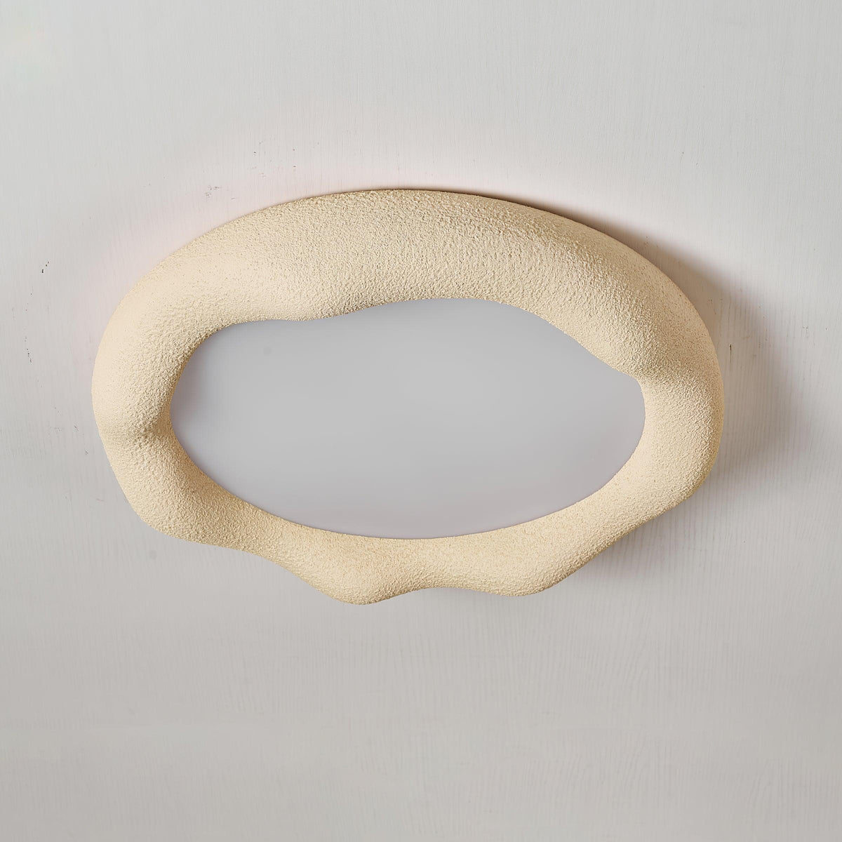 Loftslampe i organisk harpiks og glasfiber i beige