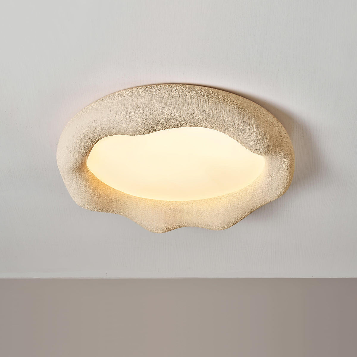 Loftslampe i organisk harpiks og glasfiber i beige
