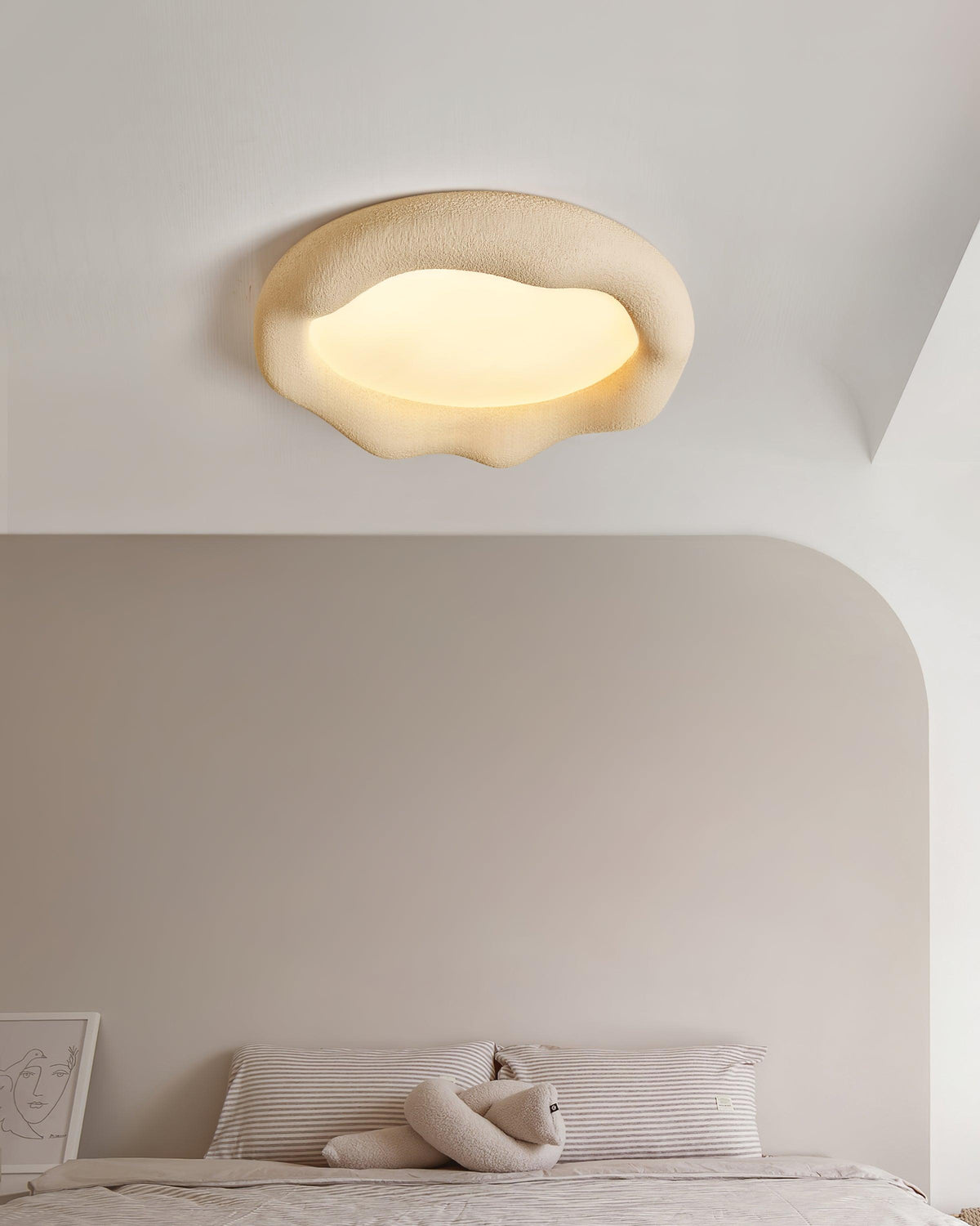 Loftslampe i organisk harpiks og glasfiber i beige