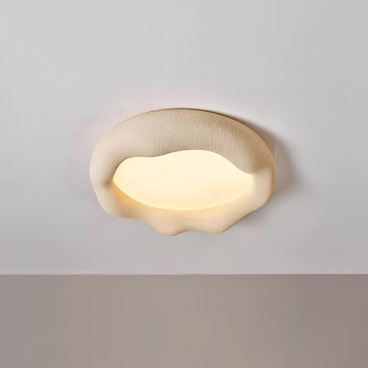 Loftslampe i organisk harpiks og glasfiber i beige