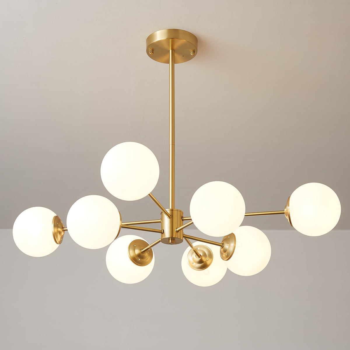 Candelabro Velirora Elysium em latão com esferas de vidro fosco