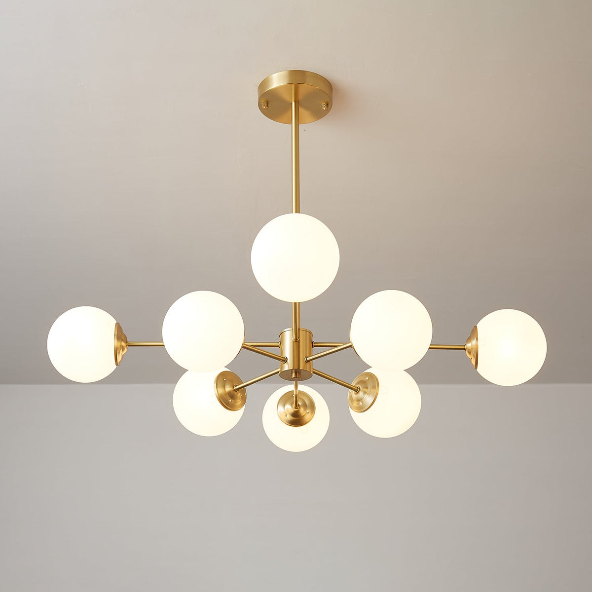Candelabro Velirora Elysium em latão com esferas de vidro fosco