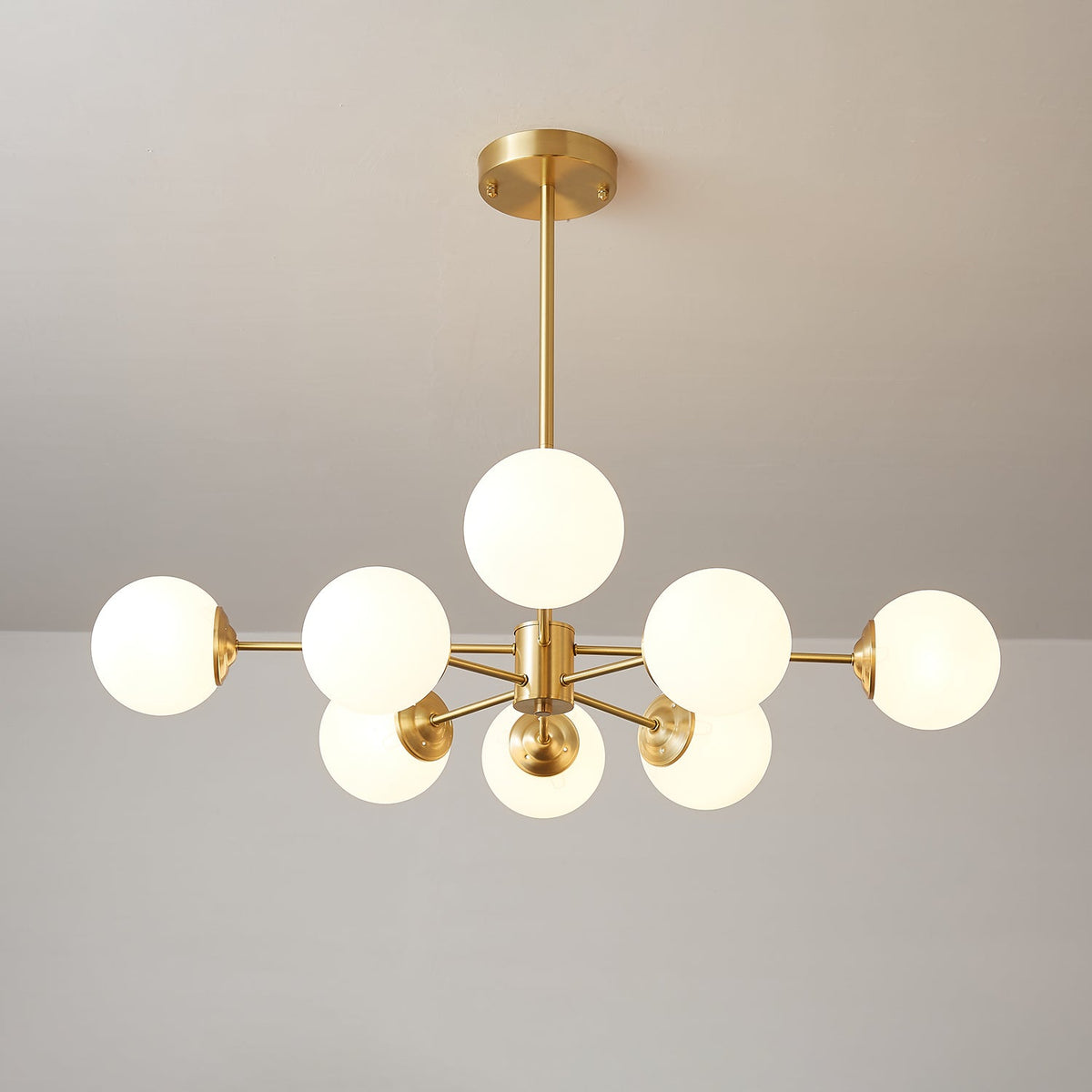 Candelabro Velirora Elysium em latão com esferas de vidro fosco
