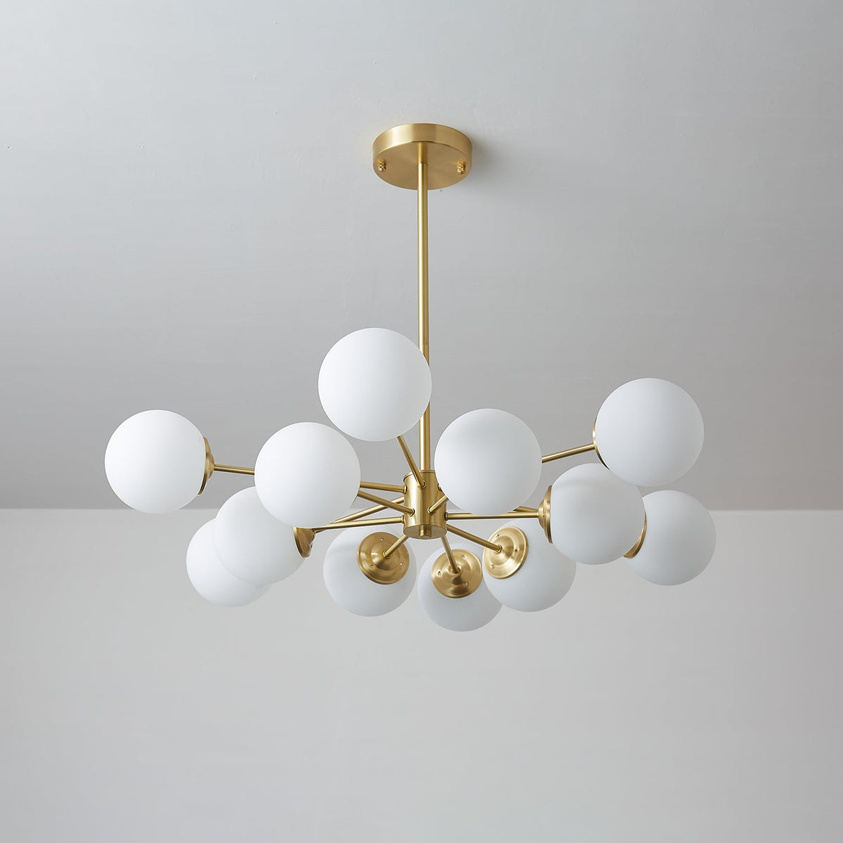 Candelabro Velirora Elysium em latão com esferas de vidro fosco