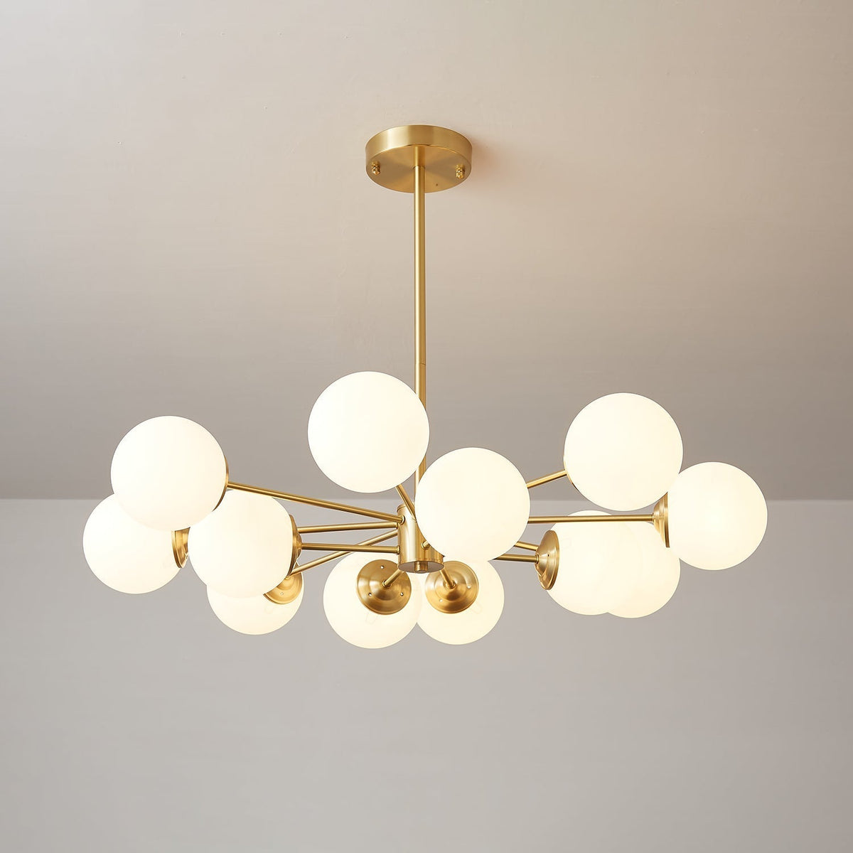 Candelabro Velirora Elysium em latão com esferas de vidro fosco