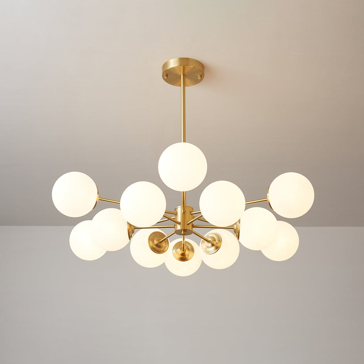 Candelabro Velirora Elysium em latão com esferas de vidro fosco