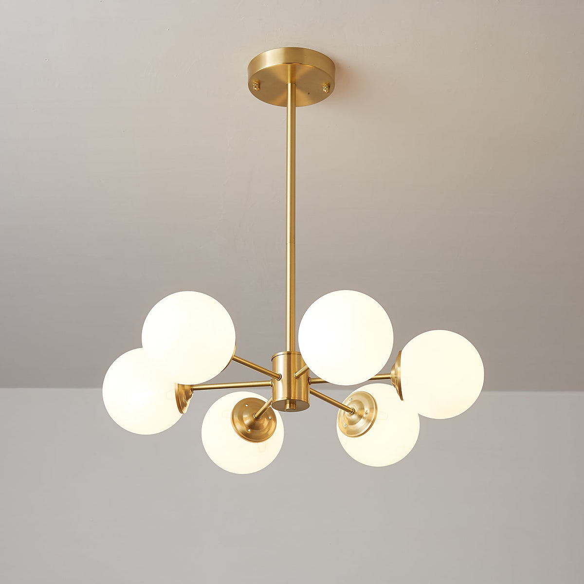 Candelabro Velirora Elysium em latão com esferas de vidro fosco