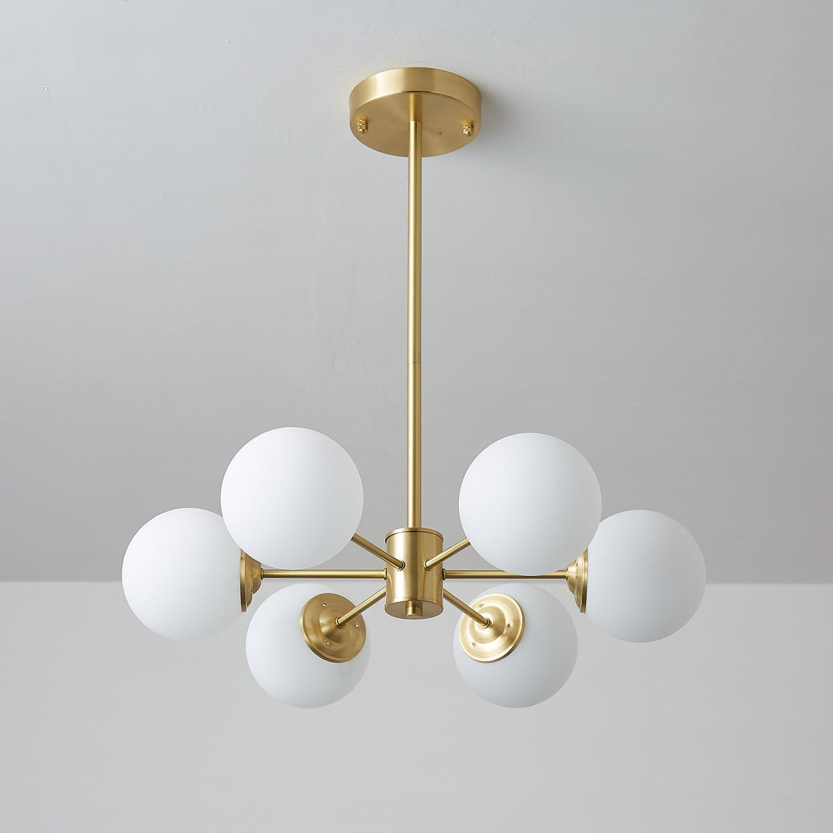 Candelabro Velirora Elysium em latão com esferas de vidro fosco