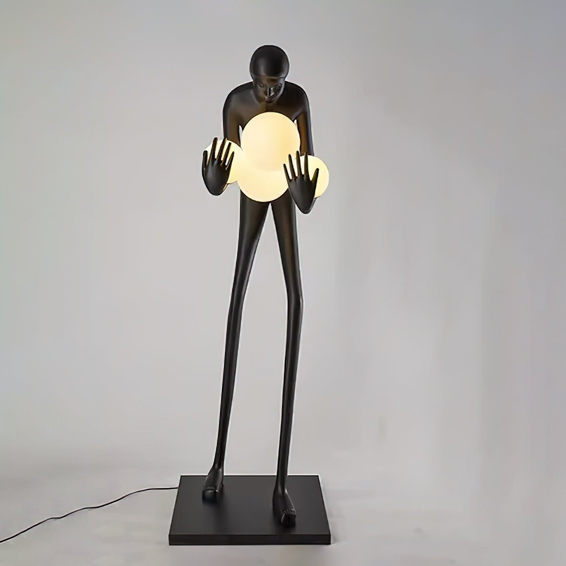 Nyxara omfavnende sort gulvlampe