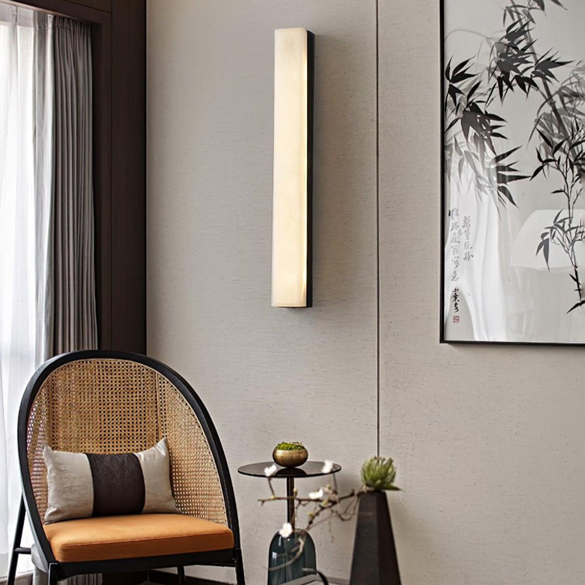 Isen linjär vägglampa i mässing och alabaster