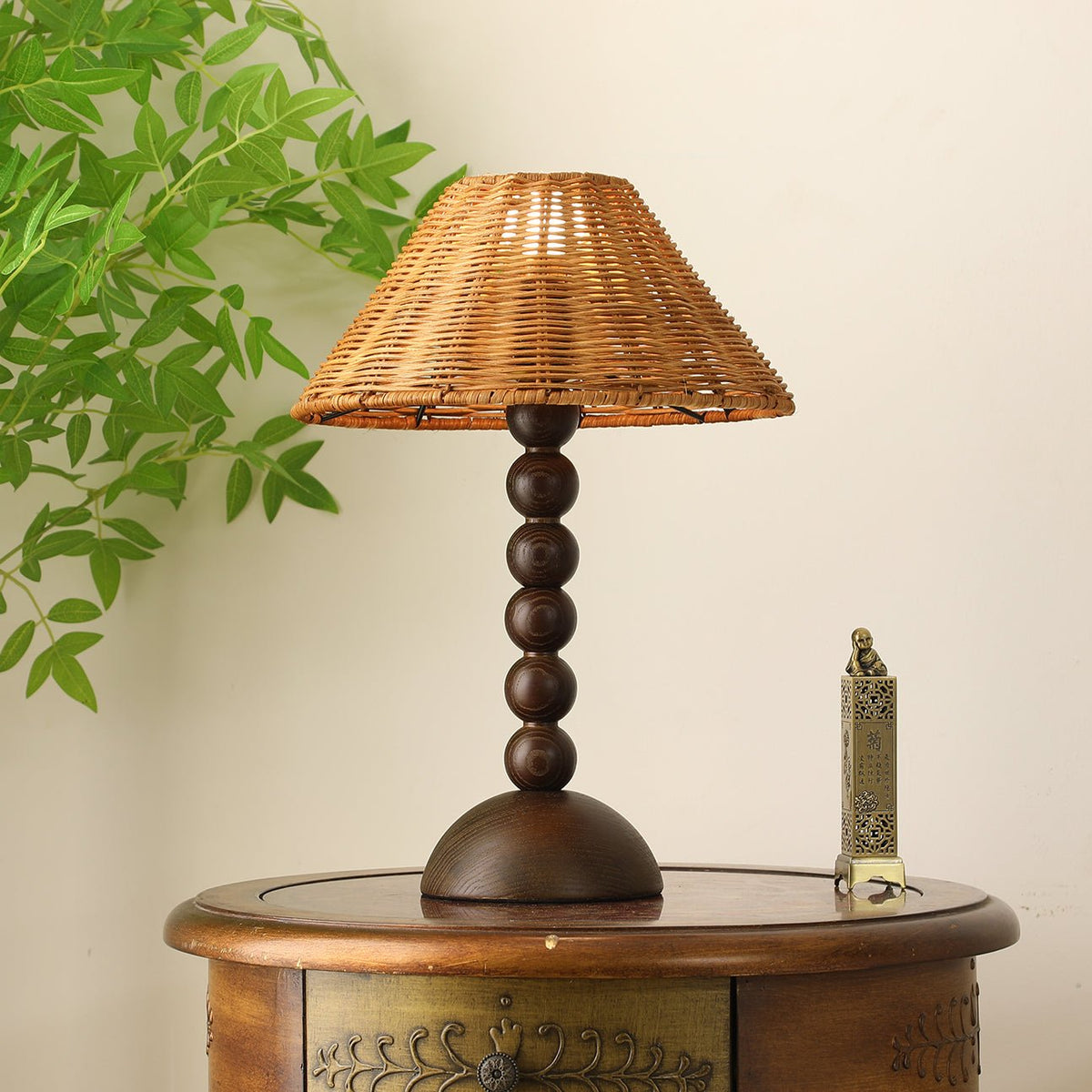 Candeeiro de mesa Auroran em madeira e rattan