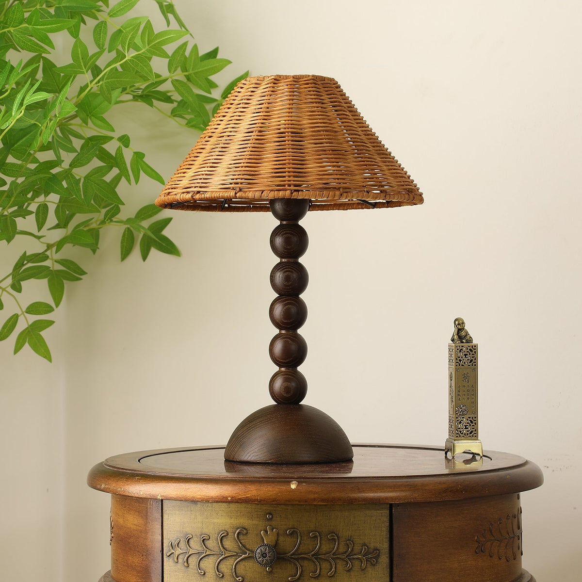 Candeeiro de mesa Auroran em madeira e rattan