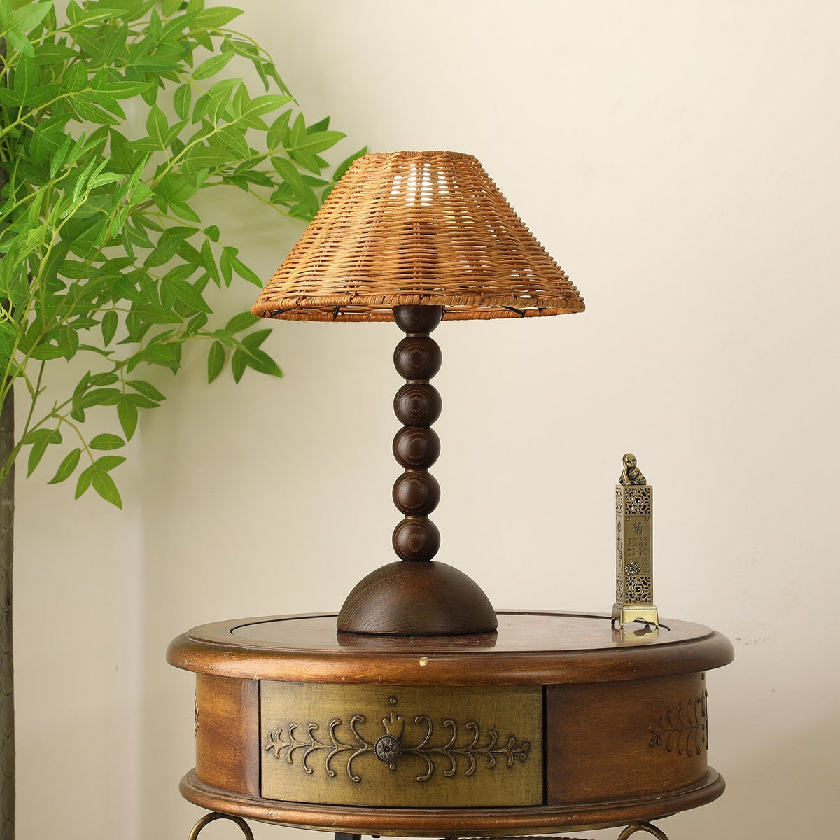 Candeeiro de mesa Auroran em madeira e rattan