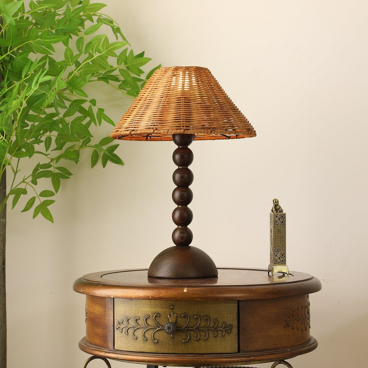 Candeeiro de mesa Auroran em madeira e rattan